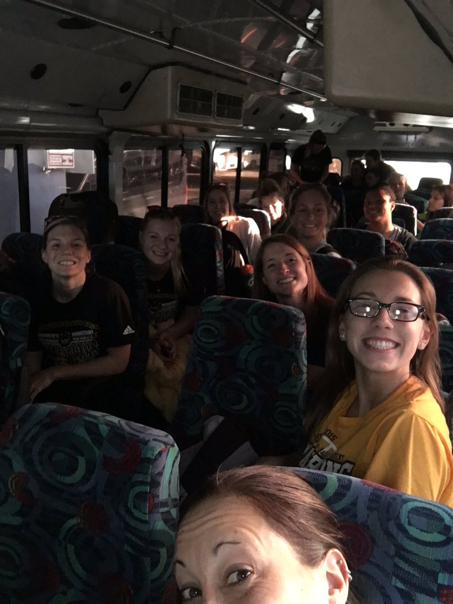 UWOWBB1's tweet photo. Little hiccup waiting for some luggage, but we are on our last leg of travel! #hotelbound #hailtitans #80degreesfeelssogood https://t.co/SNdD7NIj0S