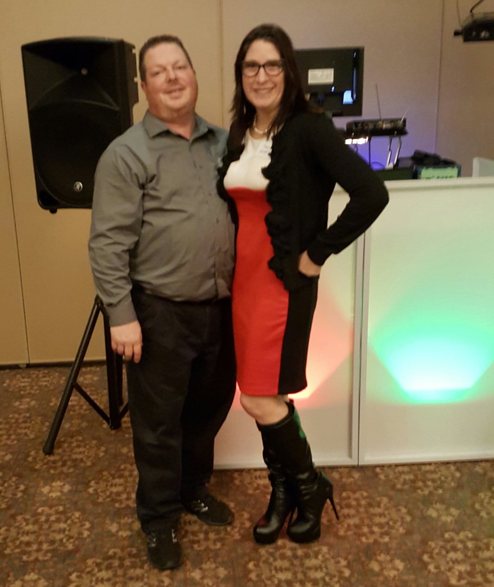 TonyaEdinger's tweet photo. Christmas Party for the Body Bar! 🎄☃🎁 #TonyaEdinger #DynamicWeddingDuo #UltimateEntertaining https://t.co/5TnPbIQiKJ