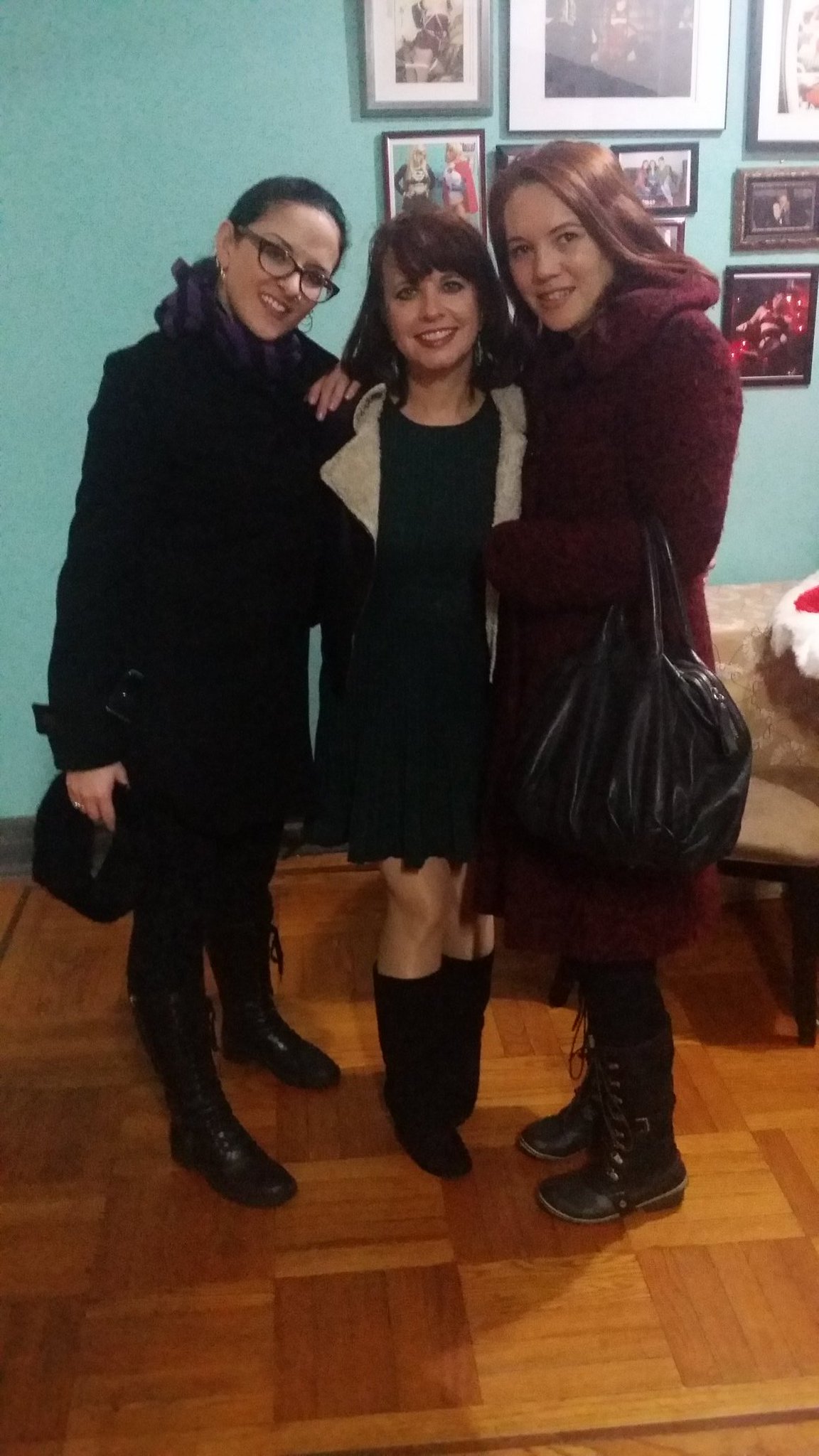 Bundled up for the cold w @caroline_pierce and @EveVonWinter https://t.co/BG69XcgCq7