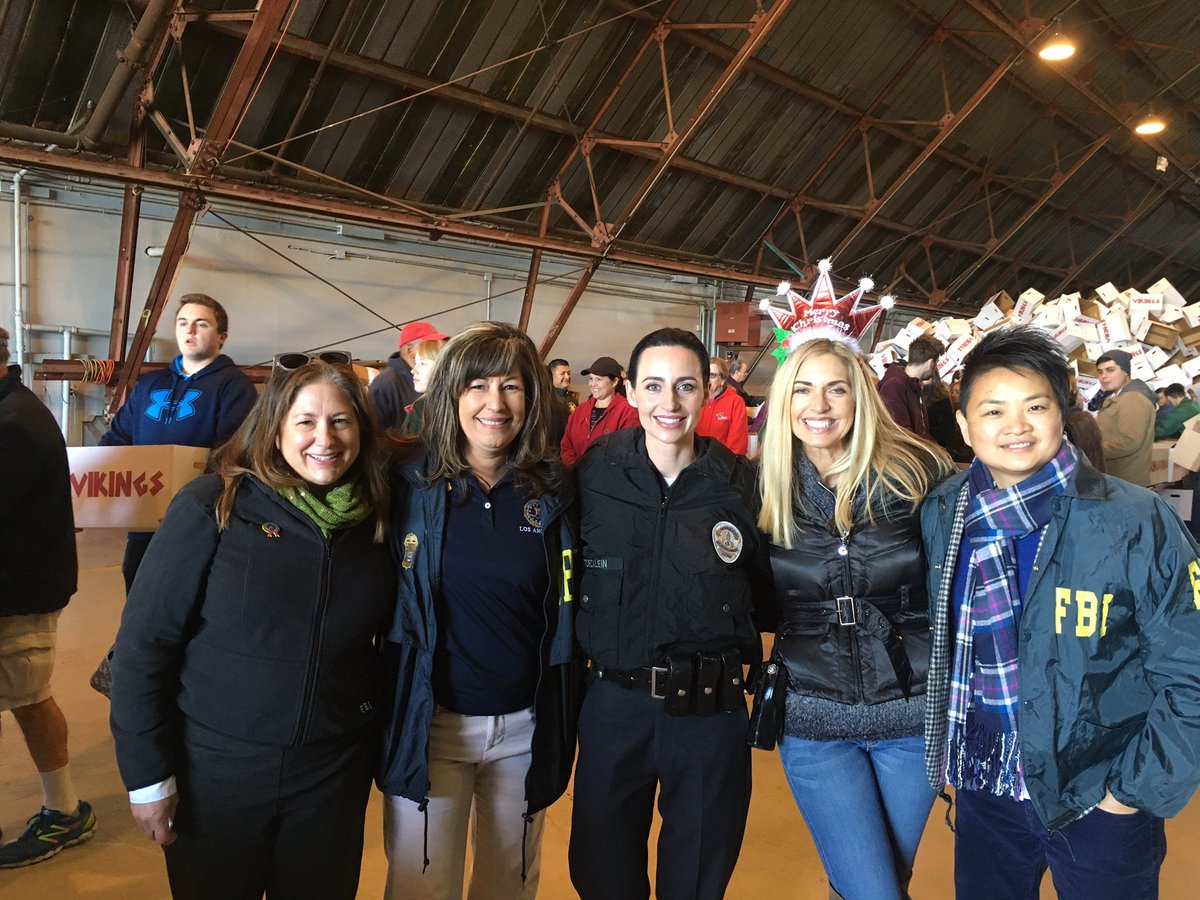 Oh what fun!!! Packing turkey dinners for our community with <a href="/achance4childrn/">AChanceForChildren</a> @WBuffaloClub <a href="/MenashaGreen/">Menasha Packaging</a> and Viking Charities! #LAPD