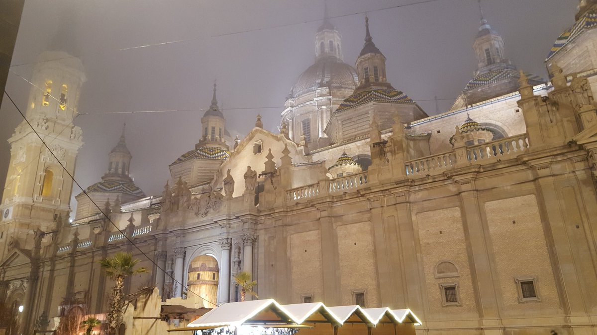 evagr72's tweet photo. Postal de Navidad 
#BasilicaDelPilarDeZaragoza 
#NieblaTipoMordor 
#QueFrioooo https://t.co/wMV4reQr1i