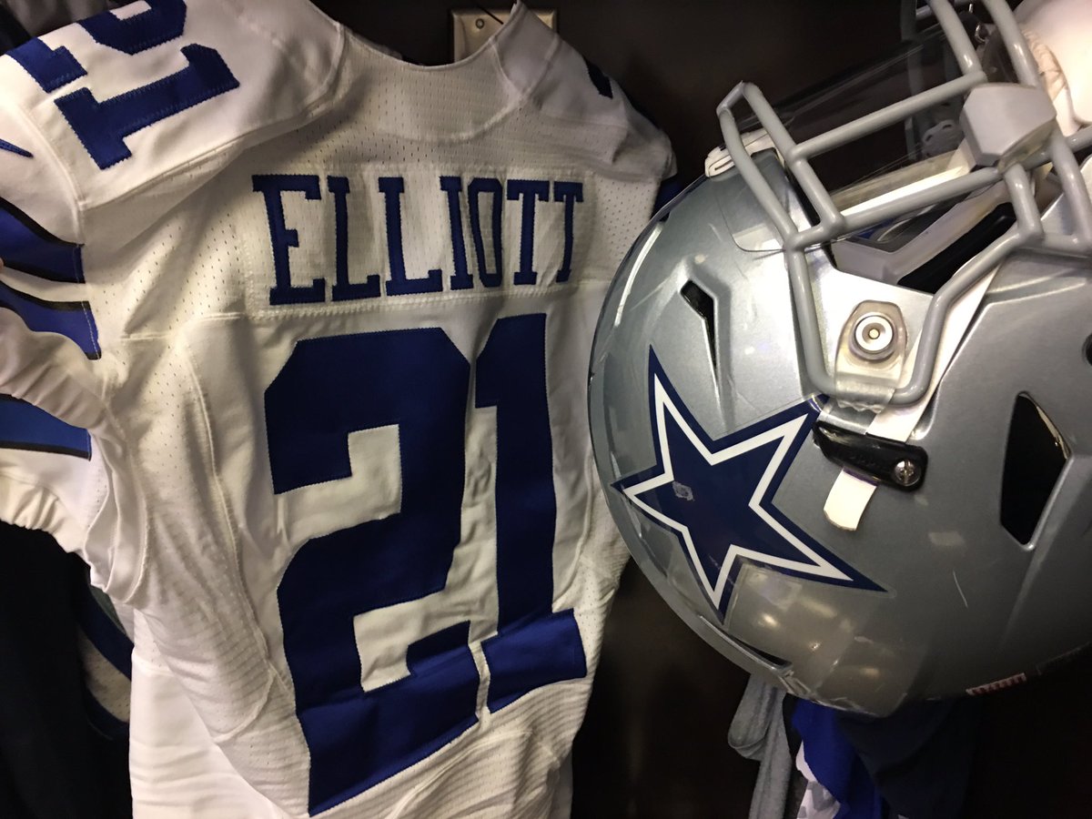 It's almost dinner time. #FEEDZEKE