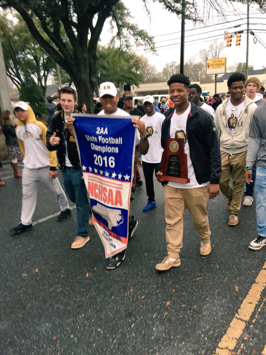GldLionFootball's tweet photo. Shelby Christmas Parade #Roarfor4 https://t.co/naRLFeVXyB