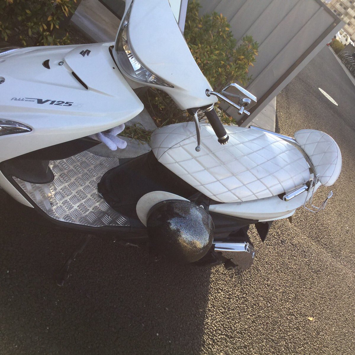 ワンツーアドレスV125白のシート