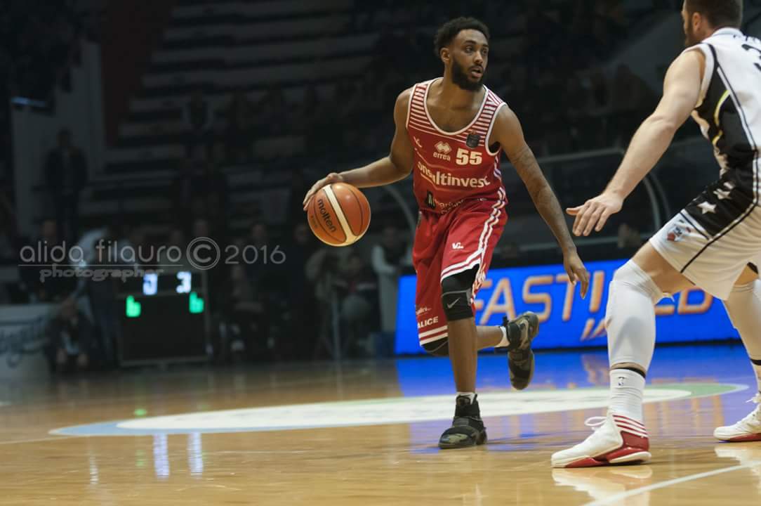 ClubTonucci's tweet photo. @RHarrow55 leads Vuelle Pesaro to an important win in Caserta scoring 8 pts (2/3 3pts) ... great job! https://t.co/NP46O7M0TM
