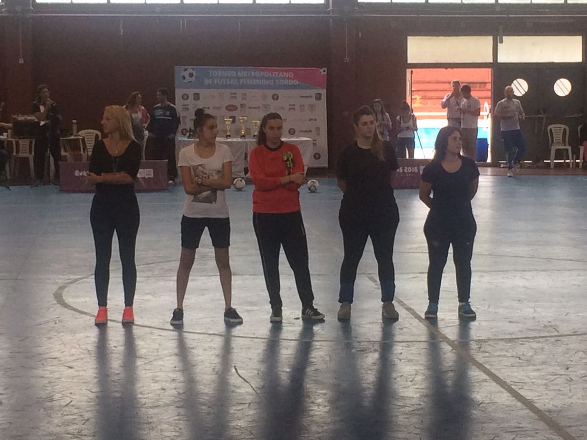 Integrantes del plantel y CT participaron de un amistoso frente a <a href="/las_castoras/">Las Castoras</a> en el @Torneofutsordo. Gracias a #CADES por el presente.