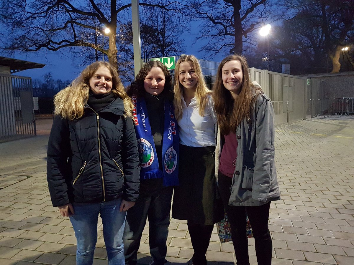 NicoleStrach's tweet photo. Danke Geburtstagskarte @Jackie_10_ für das Foto🙂 Feier noch schön u genieß deine Familie #ffcfamily #ffcfans #geburtstag #jackiegroenen #😍 https://t.co/Tt77jmhgi0