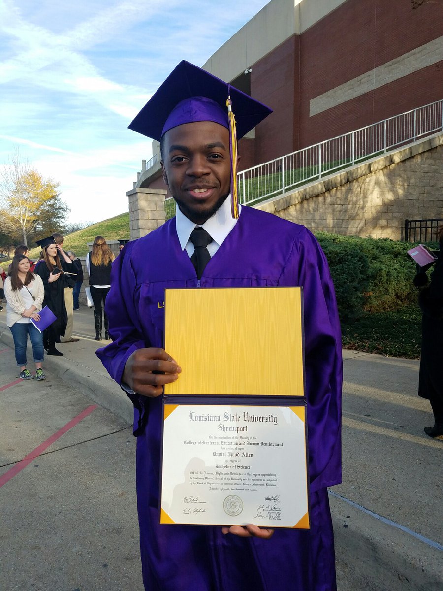 ronald26lsu's tweet photo. S/o my bro @d_1deux on graduating today you did it!!🙏🏾🙏🏾 #HEPROUD #smilingdown https://t.co/B20O9IAWI9