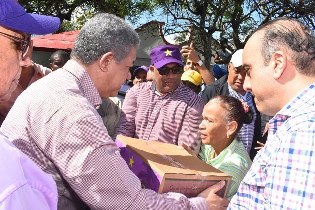 Leonel Fernández reitera que repartos cajas navideñas, el PLD sigue una tradición ow.ly/LWmi307f17R