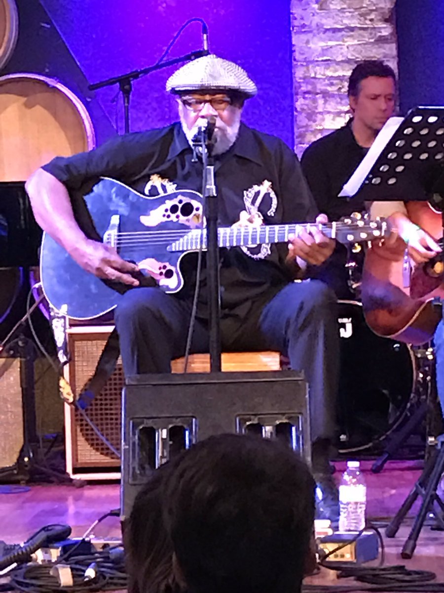 GuitarMashNYC's tweet photo. Sliding into the blues portion of #MashLIVE w @billsimsjr1 #sweethomeChicago https://t.co/iZ29Mujvpx