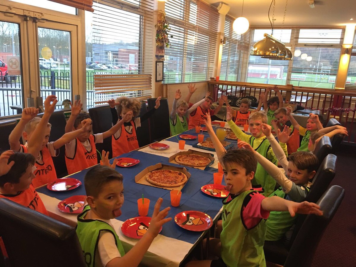 Glow_ActiveUK's tweet image. What a weekend it has been. 4 party's consisting of 48 people including a 24 man Tournement. Photo of the Week goes to Sarah Peter 🎉⚽️🍕