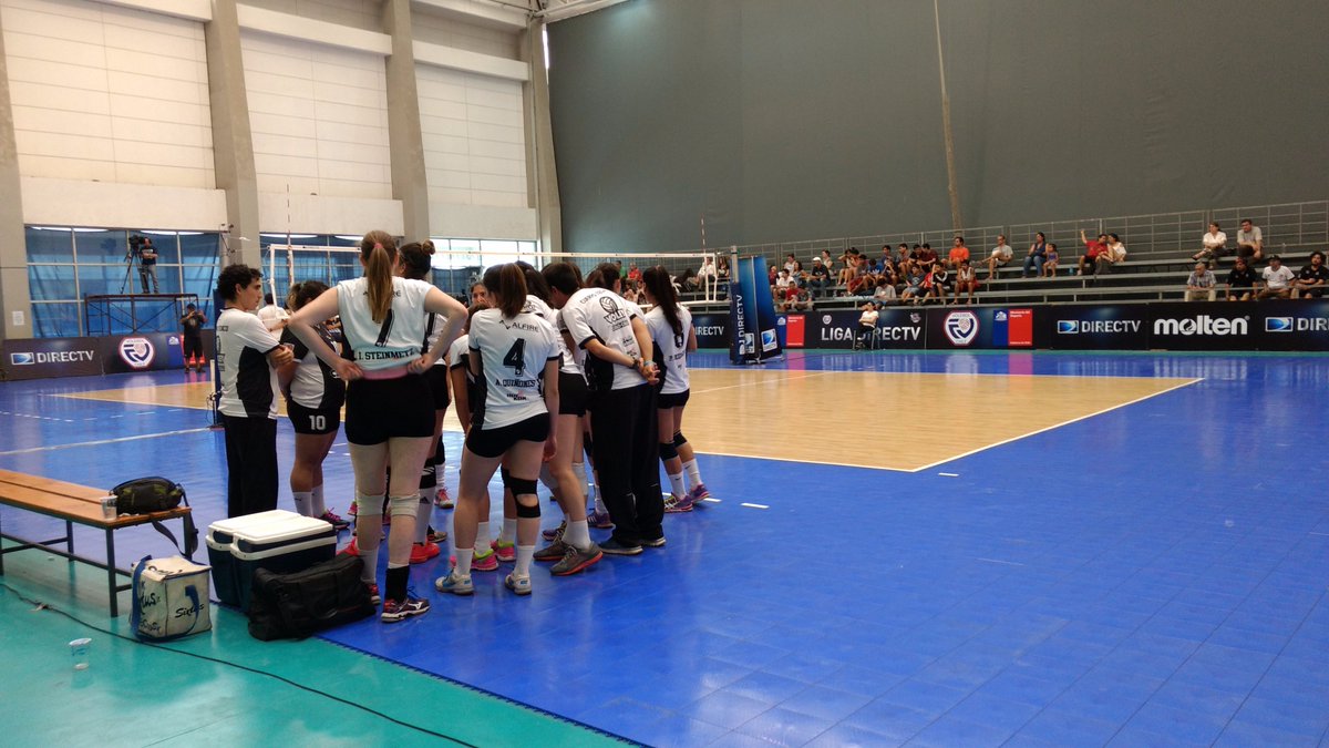 CSDColoColo's tweet photo. 🏐 En el CEO ya se juega el segundo set entre Colo-Colo Vóleibol y Providencia !!! En ventaja el Cacique por 7-4. #VamosLasAlbas https://t.co/Qk2ZWDQKfi