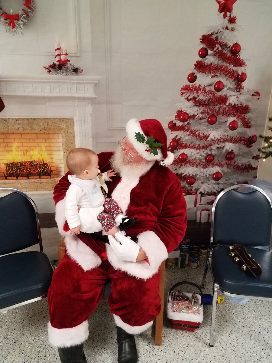 TeresaGabhart's tweet photo. Santa success! No tears and minimal facial hair trauma to the big guy! #AnnieLynn #SantaSuccess https://t.co/8zJHwmEQkE