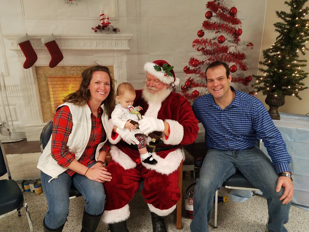 TeresaGabhart's tweet photo. Santa success! No tears and minimal facial hair trauma to the big guy! #AnnieLynn #SantaSuccess https://t.co/8zJHwmEQkE