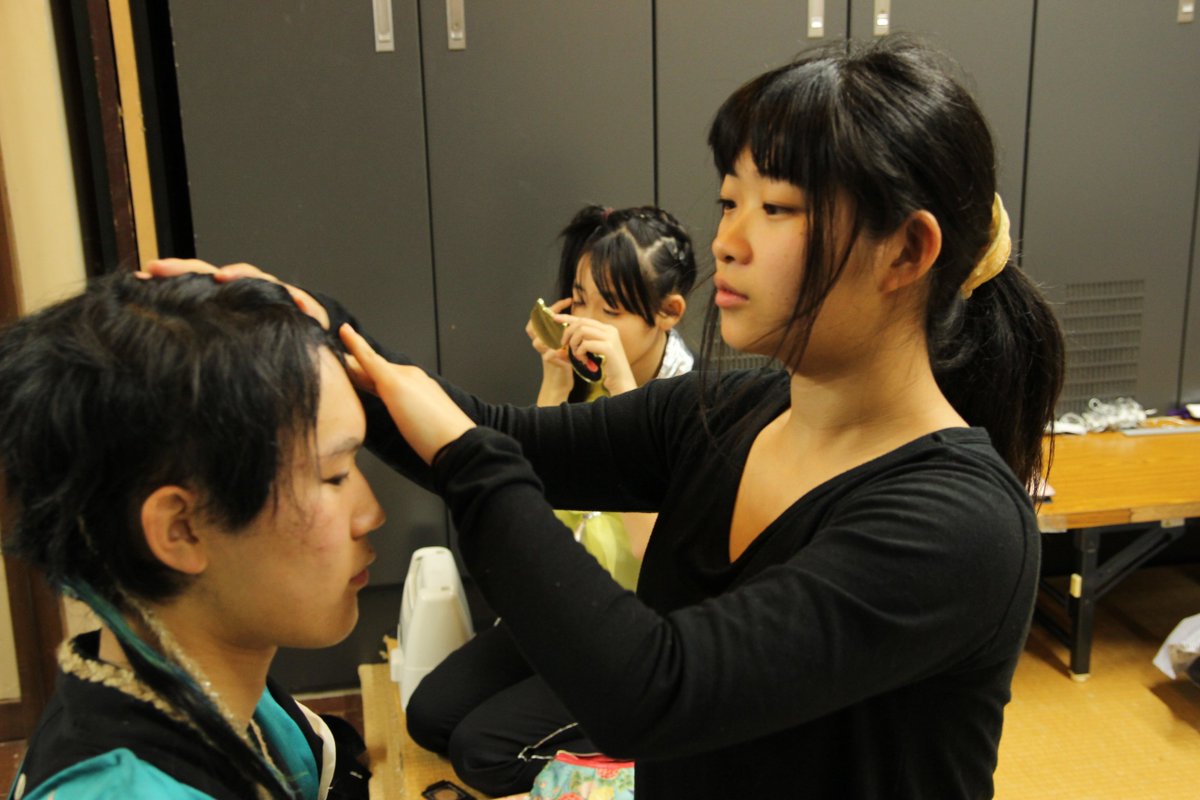 劇団羅針盤 Twitterissa 西遊記 劇場オフショットその９ ご指名有り難うございます スタイリスト矢澤です 衣装のチーフのみならず 最近はヘアメイクもどんと来いの矢澤さん 沙悟浄 玉竜 たまに八戒も女子楽屋へと呼び出されてました あれ 悟空と太上