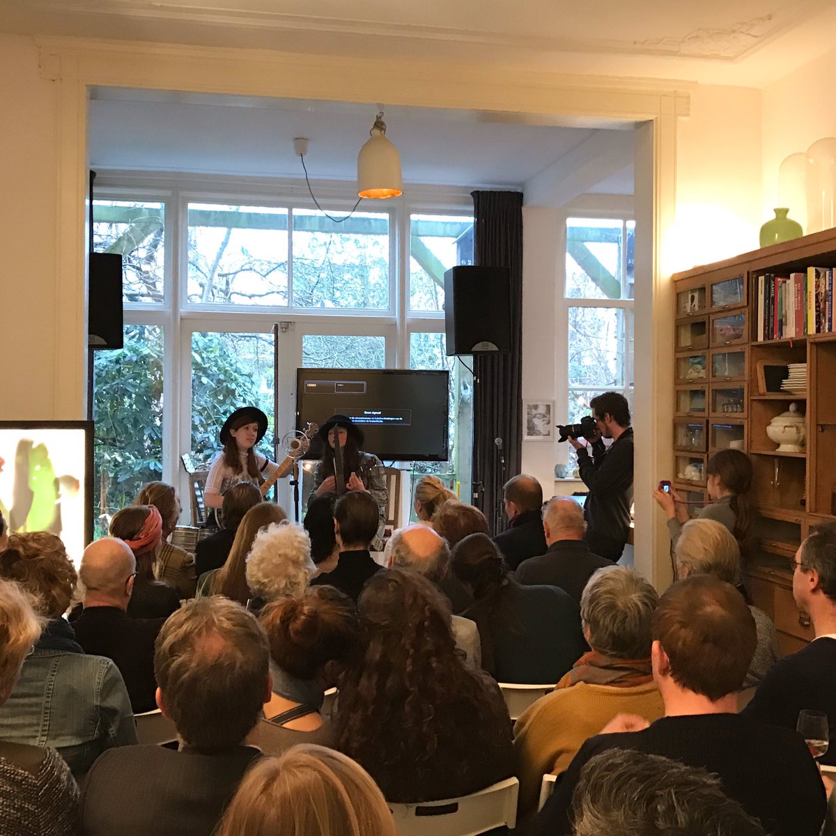 roaming010's tweet image. We waren vandaag bij @GalleryUntitled met gastspreker #jaapscholten en live-muziek van #themourningglories!