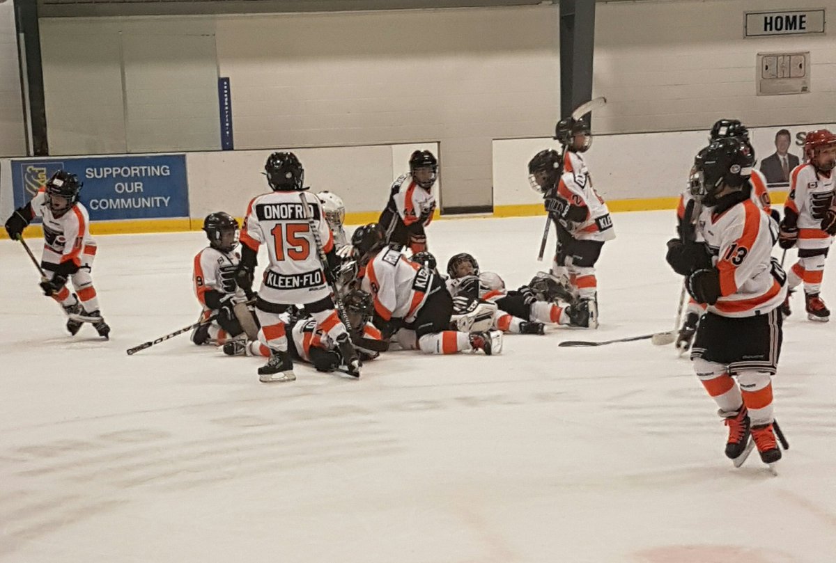 FlyersNoviceAE's tweet photo. We are playing for gold at the #oshawahockeyfest today at 1pm. The boys have played great all weekend!! #GoFlyers @HometownHockey https://t.co/OkVUUk50i8