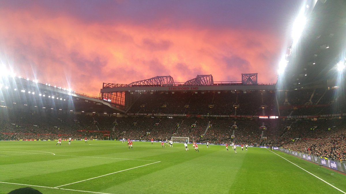 TuftyMUFC's tweet photo. Manchester is red https://t.co/tTg8PQp9lV