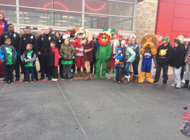 MoorePublicSch's tweet photo. Shop with a Cop!  We appreciate our men in blue.. https://t.co/JS1oYwIXb5