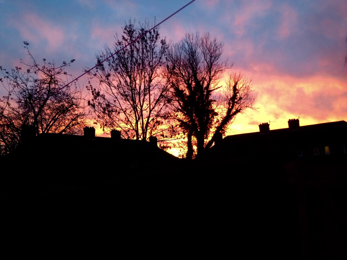_abitdaft's tweet photo. Sky's on fire 🔥 #manchester #sky https://t.co/wkeagbcmaj