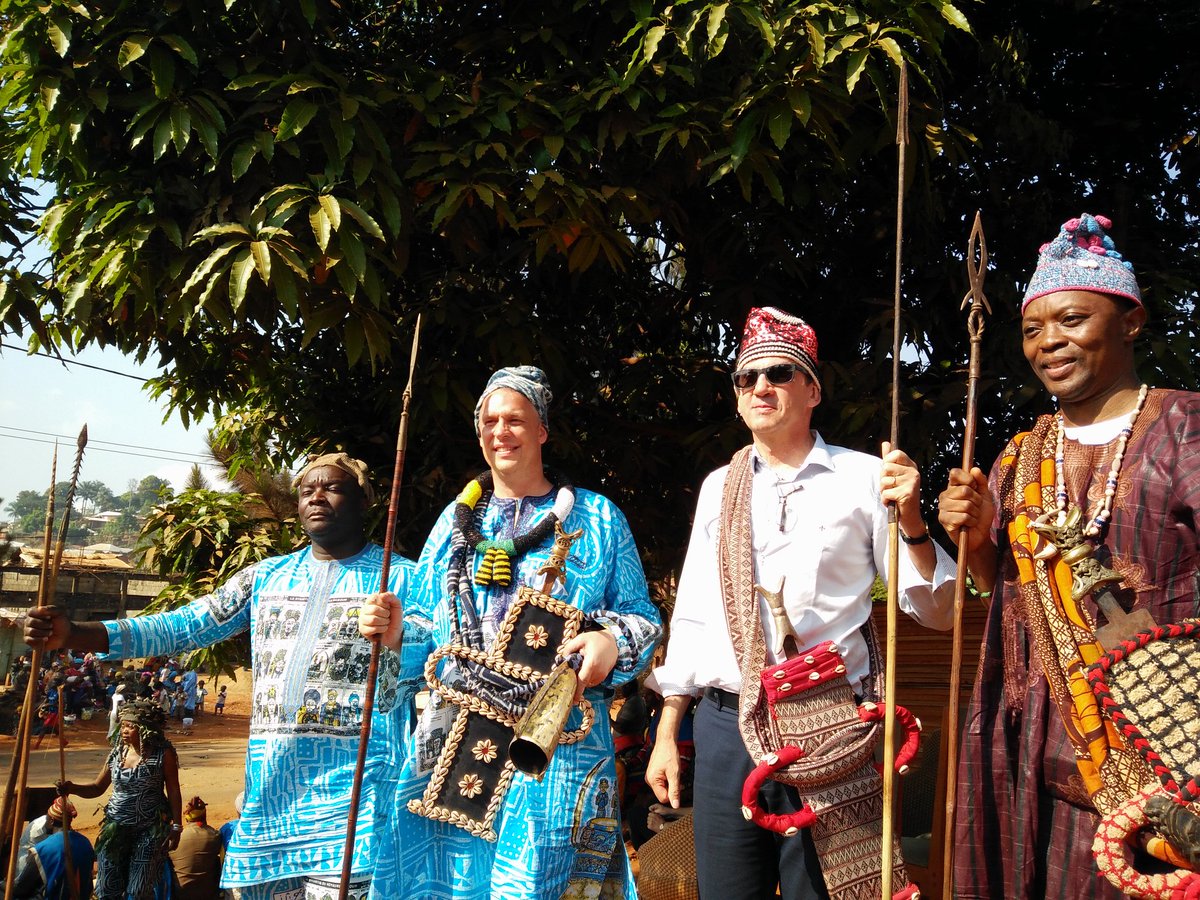 G_Thibault_Fr's tweet photo. #Nguon 2016 : Traversée de la ville de #Foumban, moment magique aux côtés du Sultan &amp; de #Bamouns vêtus de 1000 couleurs #Cameroun #Cameroon https://t.co/7zhrSy0ukr