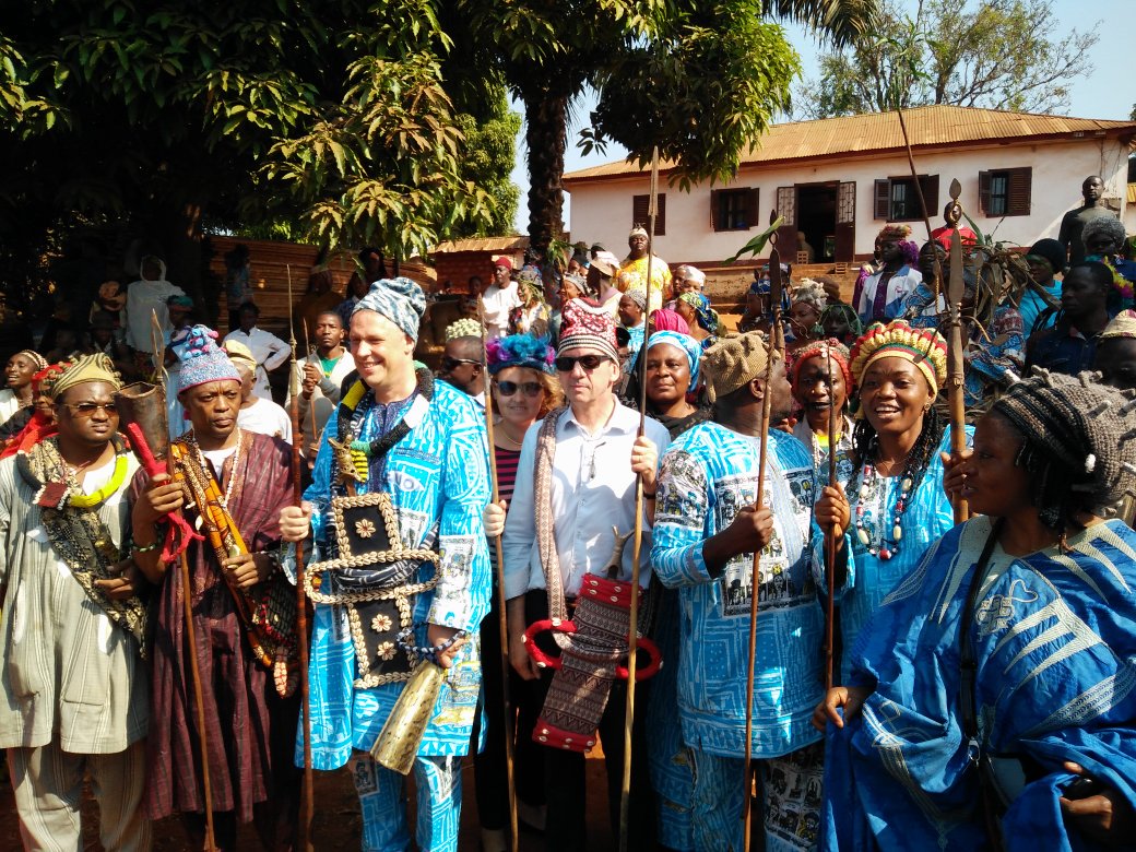 G_Thibault_Fr's tweet photo. #Nguon 2016 : Traversée de la ville de #Foumban, moment magique aux côtés du Sultan &amp; de #Bamouns vêtus de 1000 couleurs #Cameroun #Cameroon https://t.co/7zhrSy0ukr