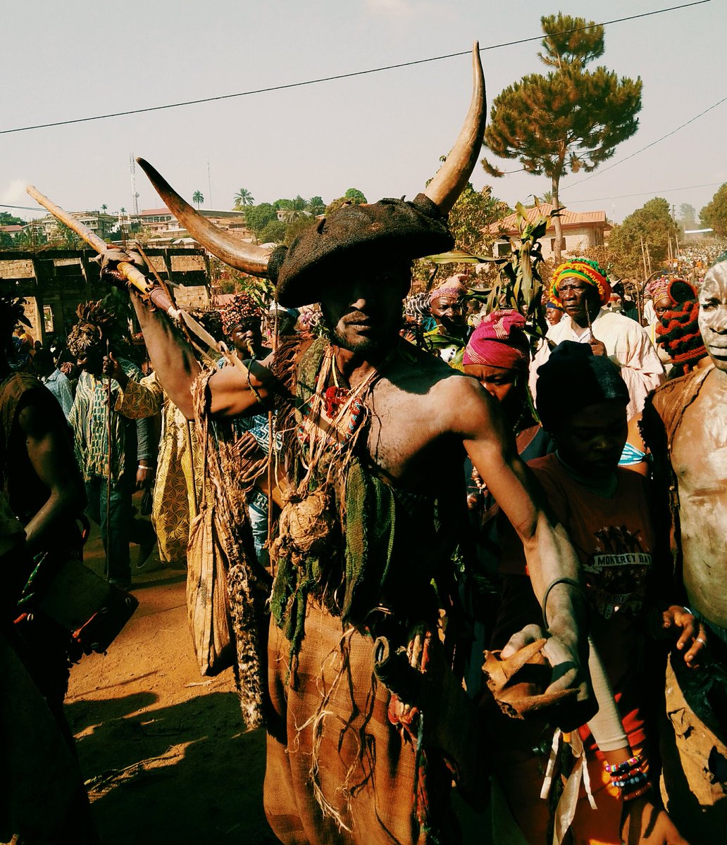 G_Thibault_Fr's tweet photo. #Nguon 2016 : Traversée de la ville de #Foumban, moment magique aux côtés du Sultan &amp; de #Bamouns vêtus de 1000 couleurs #Cameroun #Cameroon https://t.co/7zhrSy0ukr
