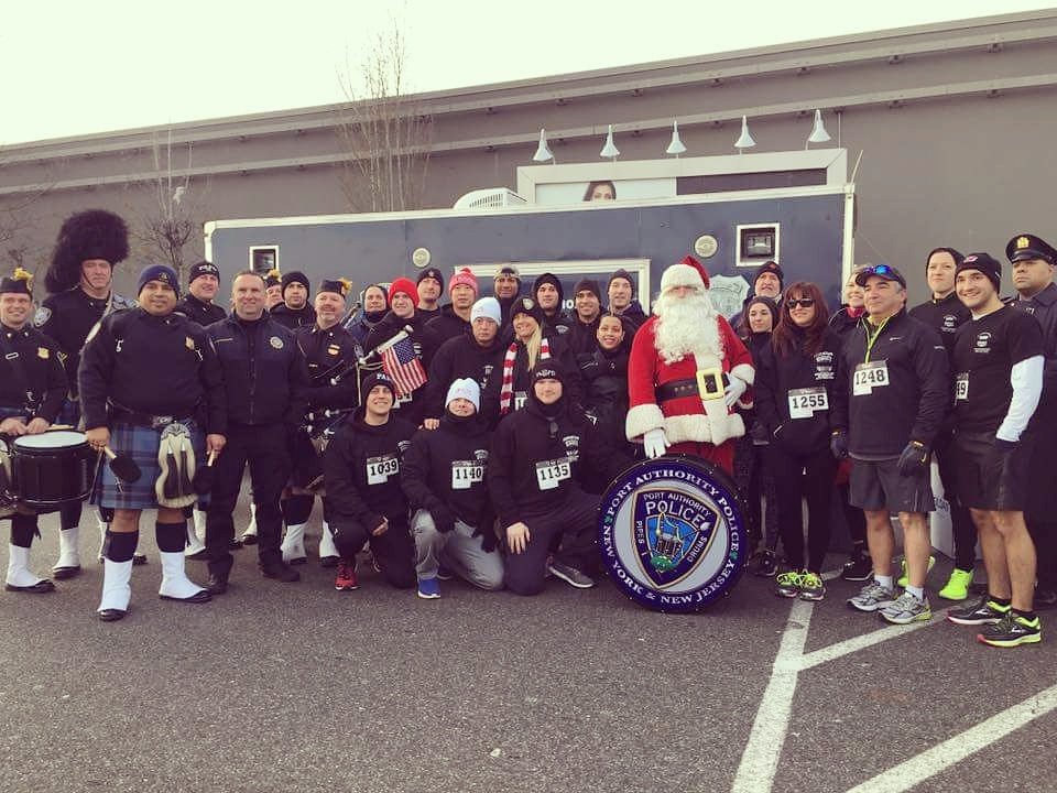 PAPDPIPES_DRUMS's tweet photo. This morning at the #ElizabethPBA 5K Jingle Bell run honoring PAPD PO Bastardo. May she forever RIP. #PortAuthorityPBA #Justabitnippy https://t.co/SOP197WsVU