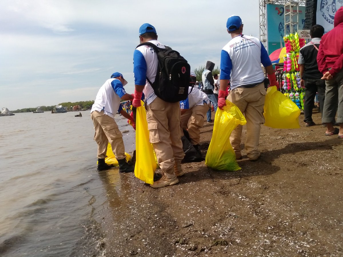 Blogger_Cirebon's tweet photo. Yeyeyeye yang ke satu ngumpulin bisa dapat sepatu juaranya :v #pertaminaBersihkanpantai #hutpertamina59 https://t.co/66QFHy93rZ