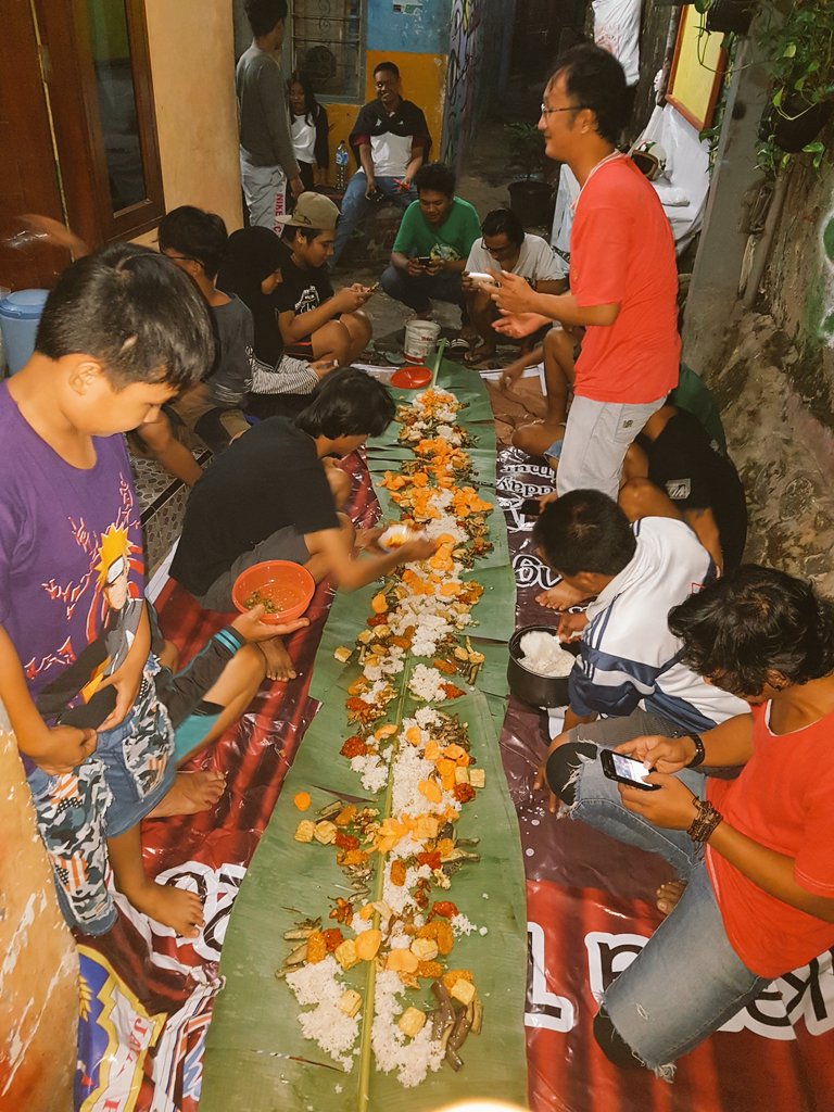 kebersamaan yg tak ada nilainya.. makan nasi liwet bersama warga layur.. 😉😚😀😍😘 #ILOVEYOUALL #MakanMakan