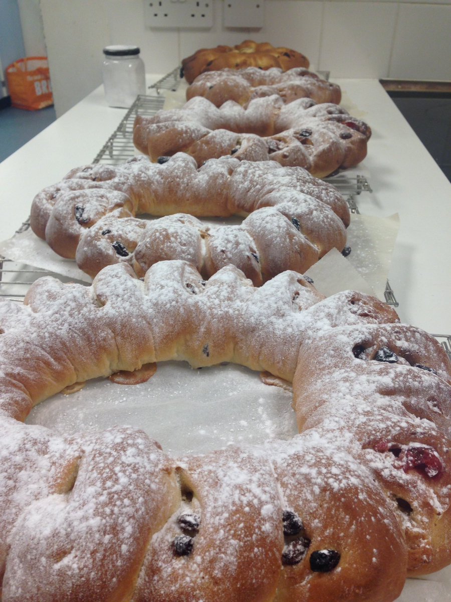 Breadworkshops's tweet photo. Stollen Christmas wreaths from this bespoke workshop #Norwich #festivebreads #marriagesflour https://t.co/T7bdJWH47L