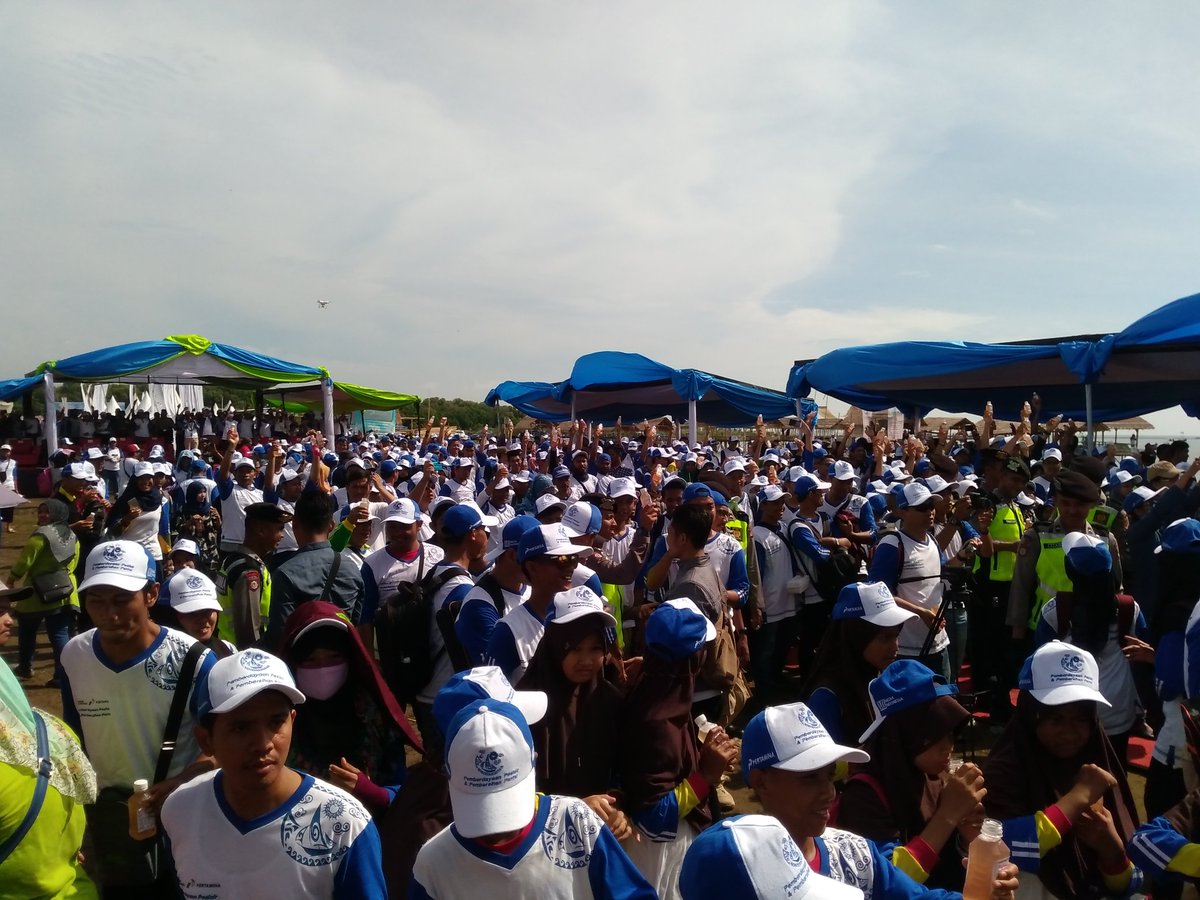 Blogger_Cirebon's tweet photo. 1.000 orang siap minum sirup mangrove bersama-sama wih ngeri, #pertaminaBersihkanpantai #hutpertamina59 https://t.co/PdtCksB5Cd