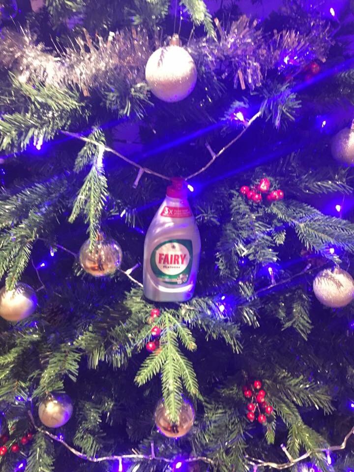 claireharr's tweet photo. @OfficialFV @fortnum #FVXMas https://t.co/hw0rTuyi0A