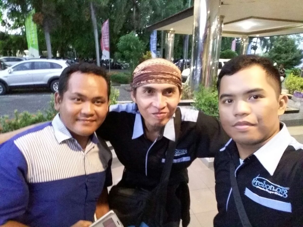 Blogger_Cirebon's tweet photo. Om Sarwan, Dodi, dan Ridwan saat meliput di lokasi #pertaminaBersihkanpantai #hutpertamina59 (42) https://t.co/B19biB0WOA