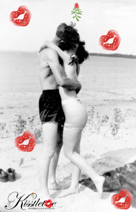 KisstletoeSD's tweet photo. #kissoftheday This is my mom and dad on their honeymoon. My mom LOVED Christmas. I have such beautiful memories of this time in my life. https://t.co/QRuzseVXxi