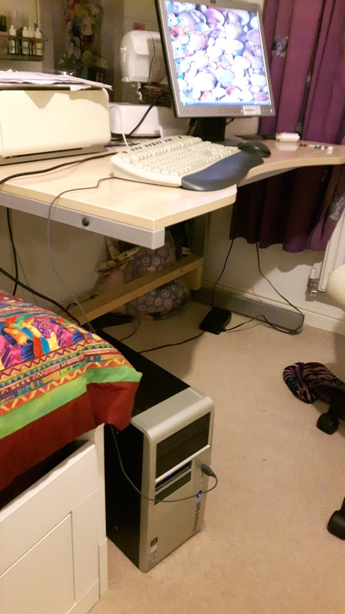 Stitchscape's tweet image. I'm having to go all #techretro because I left the laptop charger at the studio. I also left my mobile at home yesterday. Not fun! #techfaff