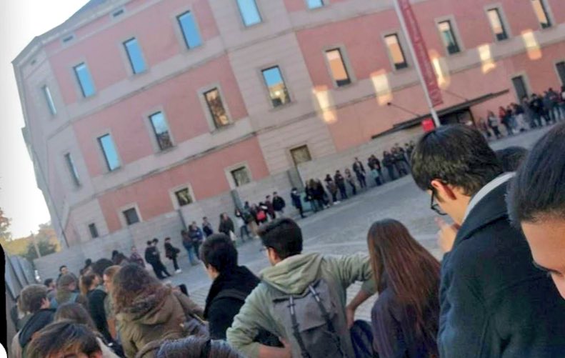 laiaguellpaule's tweet photo. Passió per l'estudi nivell UPF 👌🏽 la cua per entrar a la biblio... #UPFrules #UPFail #PrayForUPFstudents https://t.co/PTXldae5vf