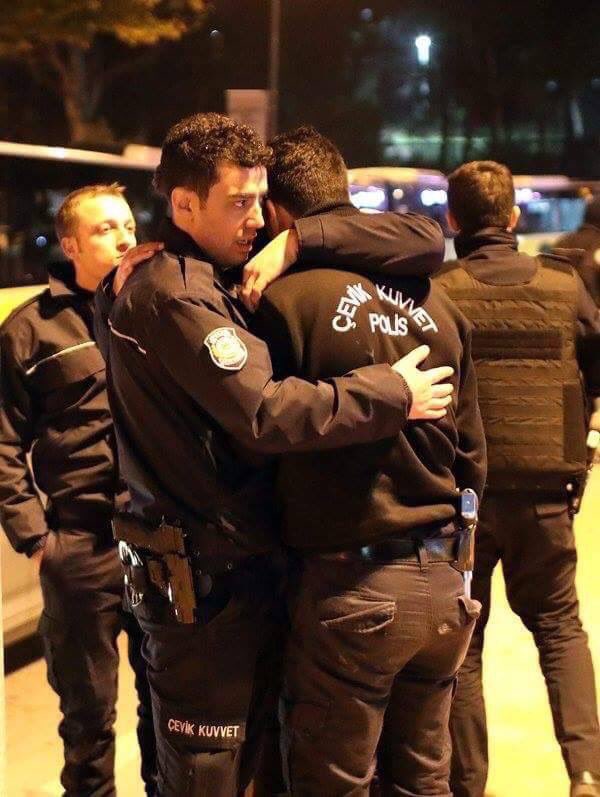 Söylenecek hiçbir şey yok. Ne söylesek boğazımıza düğümleniyor. 

Tekrar başımız sağolsun.