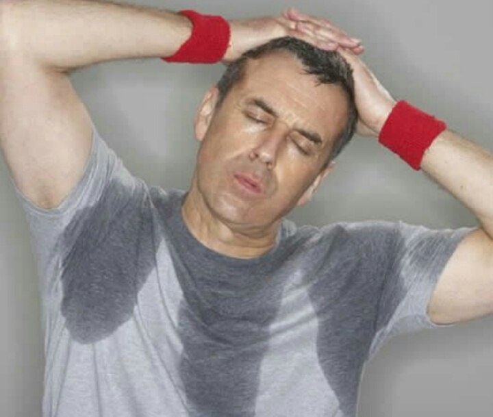 Вспотевший подросток. Неприятный человек. Потные подмышки. Вспотевший человек. Повышенная потливость.