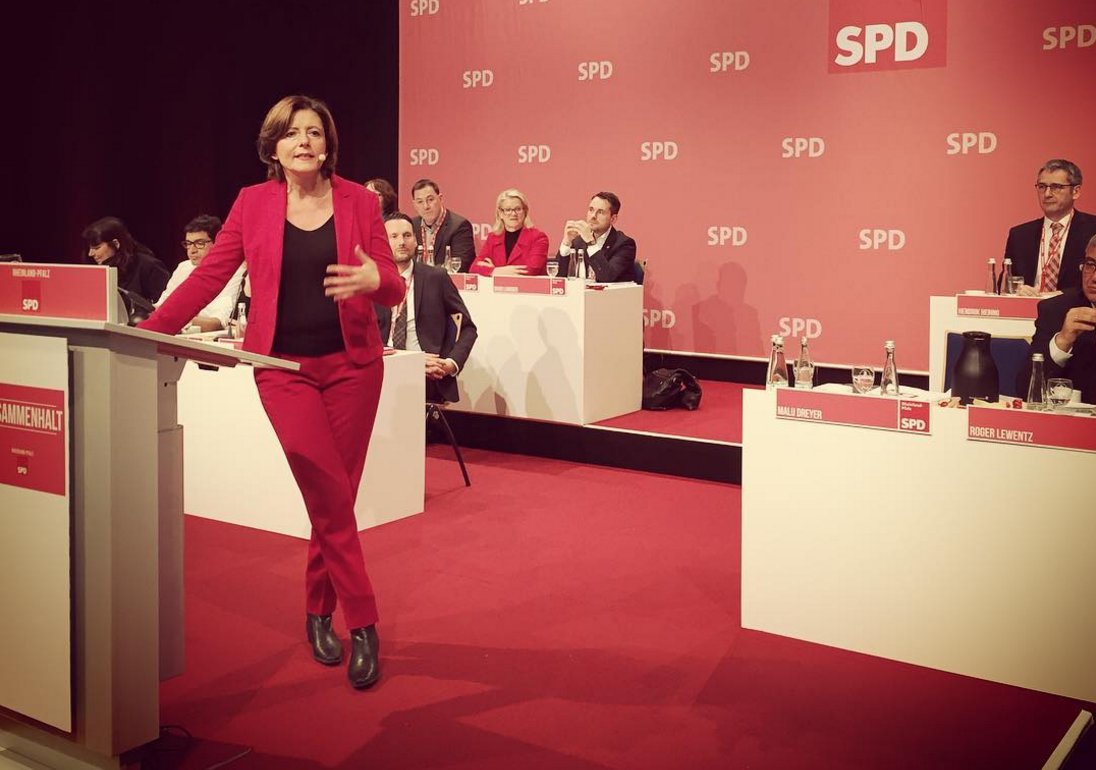 spdrlp's tweet photo. Bericht zu unserem Landesparteitag: Malu #Dreyer ruft zum Engagement gegen den #Rechtspopulismus auf! #rlpt16 https://t.co/P1M47o0A8K https://t.co/W5bheZDHGY