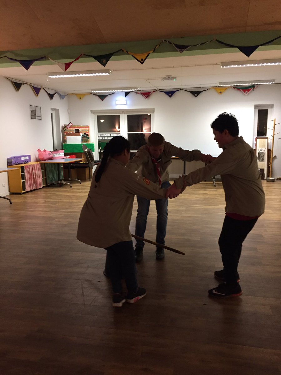 De scouts hebben als eerste een potje trefbal gespeeld. Als laatste hebben ze putje trek gespeeld.