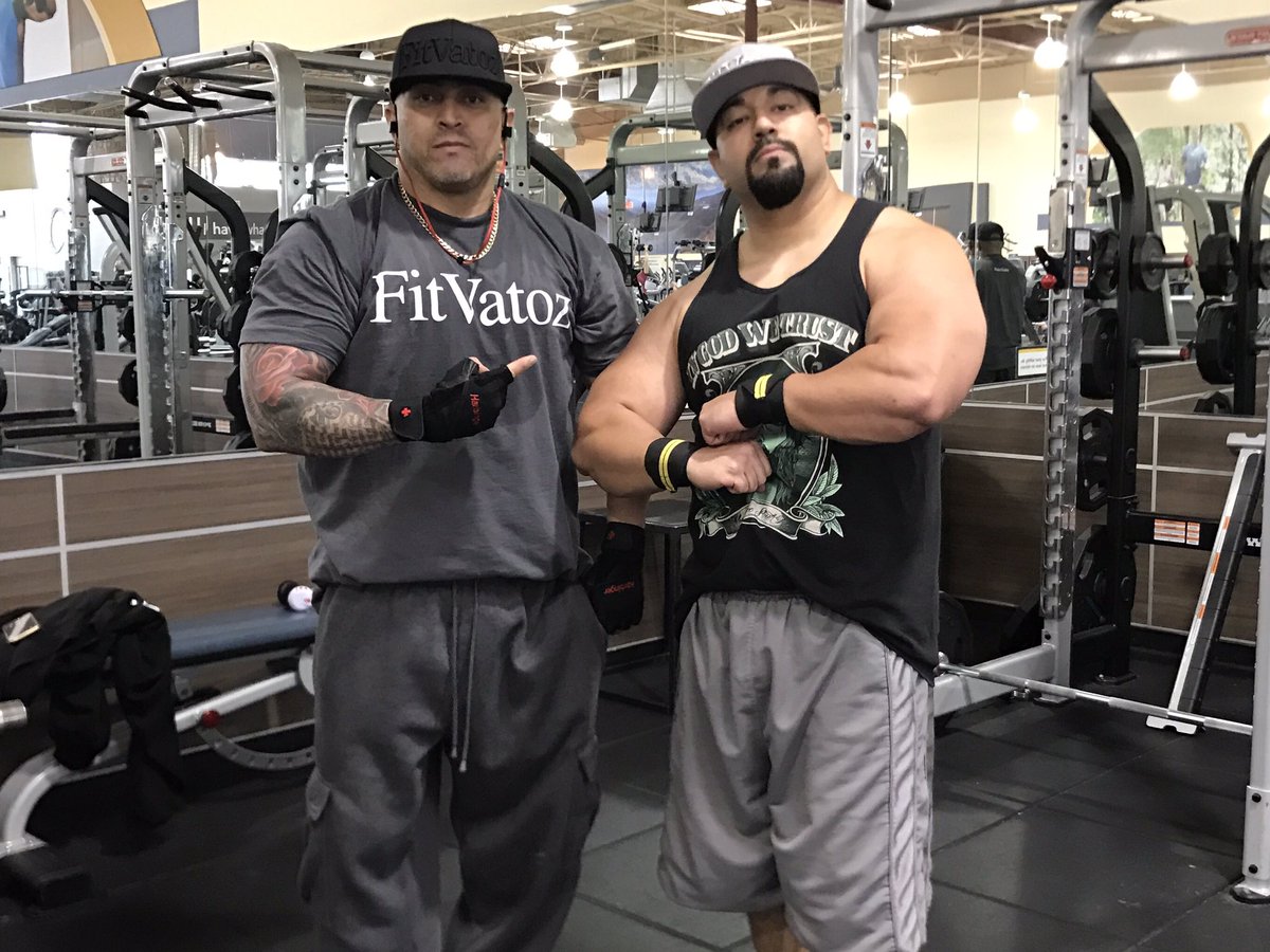 Quetez7's tweet photo. Killed some arms with the homie #BrownKing 💪🏽#FitVatoz #BanginWeights #PuroGainz #FitVida https://t.co/LROtq0dga9