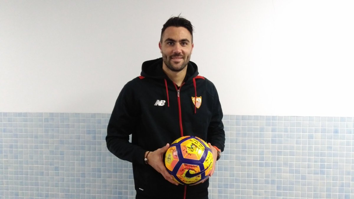 SevillaFC's tweet photo. A Sevilla con los tres puntos y el balón del partido. ¡Grande nuestro capitán @Iborra_Vicente! ⚽🔝👏 https://t.co/5bMOsKCCnw