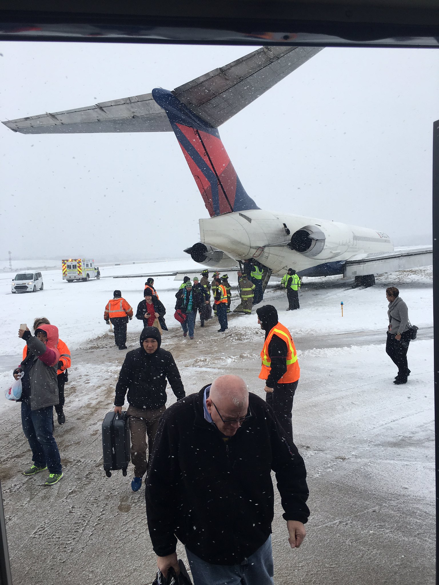 Avión de Delta se sale de la pista al aterrizar en Detroit - Archivo 12/04/2017 - Noticias de aviación, aeropuertos y aerolíneas