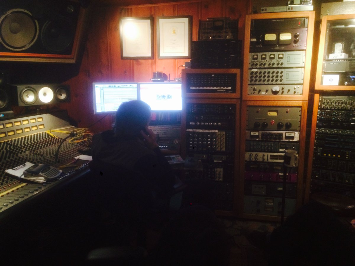 Americandog1's tweet photo. And its One more Night up in the Canyon.. mixing, mixing, this new record is sounding super cool !! #producerlife, #jimhuffmusic, https://t.co/T0JHxG4lDC