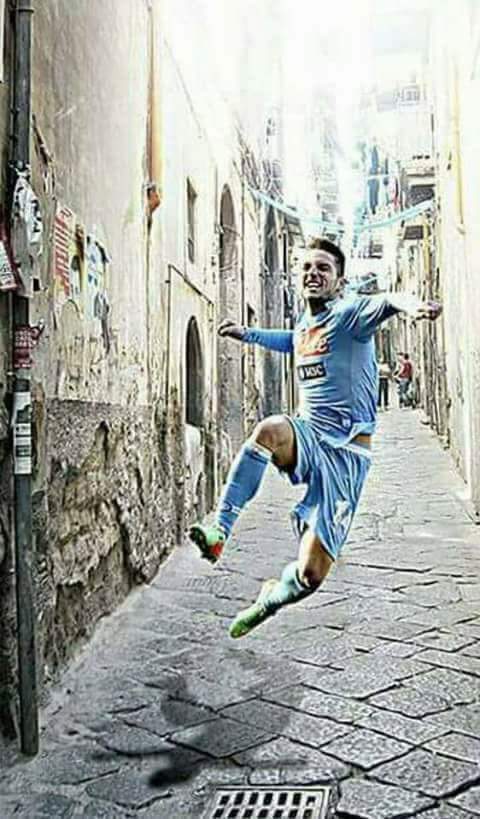 annatrieste's tweet photo. Look at this @dries_mertens14! In the alleys, just like a real neapolitan scugnizzo 👌 https://t.co/cCls1t4tYs