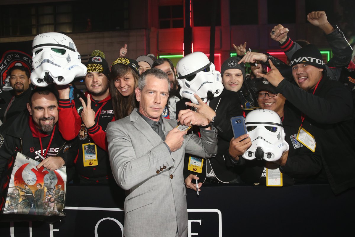 DisneyStudios's tweet photo. #RogueOne : A Star Wars Story World Premiere! See the photos here: https://t.co/biiHxUXB0x. https://t.co/TEf5ZoQvox