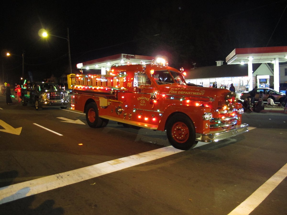 JacquePaulnyc's tweet photo. One of many floats @78th Kannapolis Xmas Parade, Nascar legend @DaleEarnhardt  home #nascardad @SpeedCityUSA @familytravel4um @Kannapolis https://t.co/uSqkv0ZFWc
