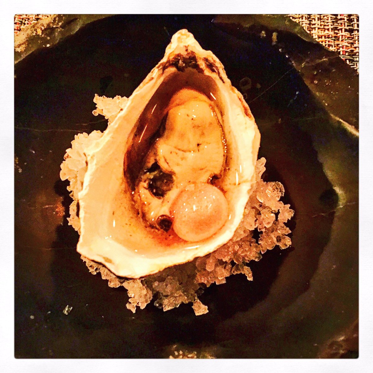 Espectacular menú degustación en <a href="/talorestaurant/">Talo - Cocina Vasca</a> del chef <a href="/SantiagoMigoya/">santiago migoya</a> que inicia con este ostión con perla de vinagre de jerez 👏🏻👏🏻👏🏻