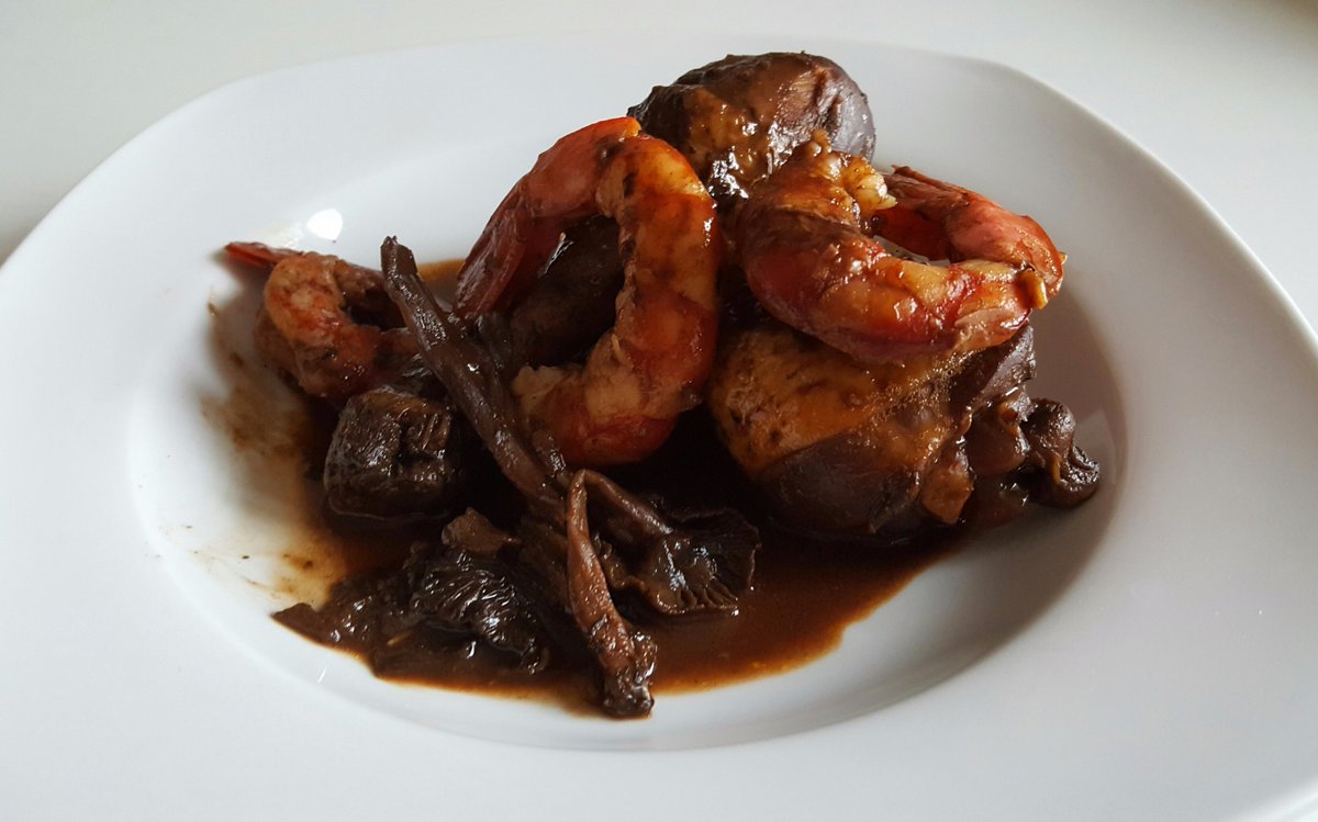 #tastosdecuina Un cap de setmana de #cuinatradicional #food #cuina
Pollastre amb gambes a l'all i ceba negra i trompetes de la mort